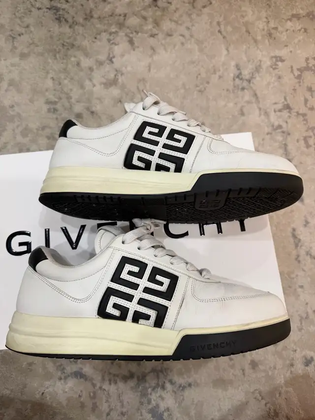 Givenchy 4G Sneaker Mens size 9US 42 EU in Men's Shoes in City of Toronto - Image 3
