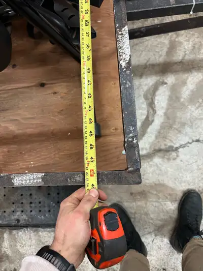 Voici une remorque utilitaire de construction artisanale, parfaite pour vos besoins de transport. El...