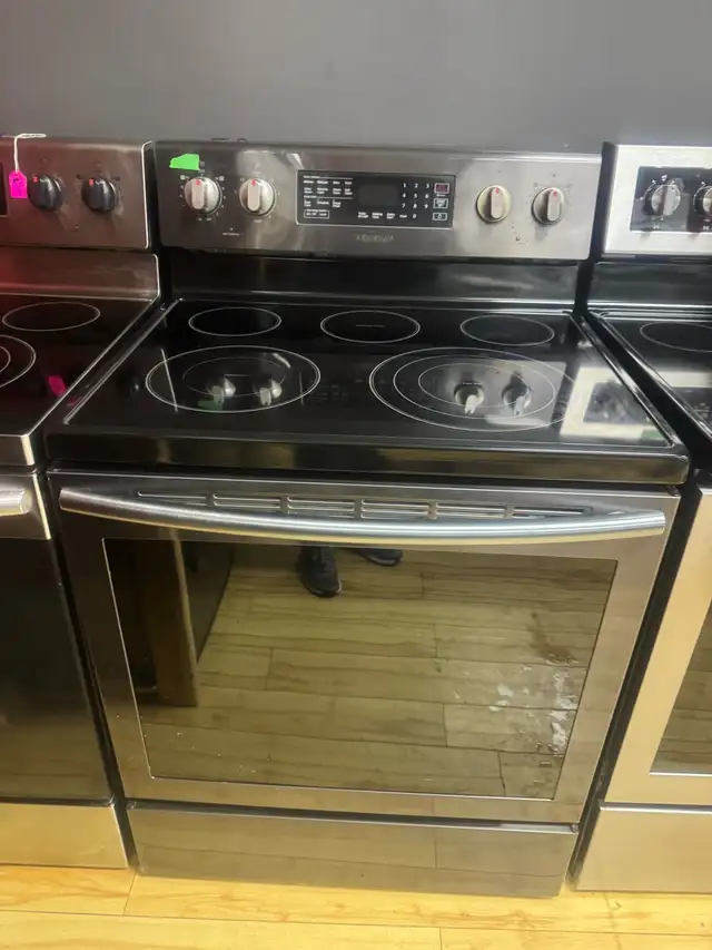 Whirlpool Electric Range in Stoves, Ovens & Ranges in Laval / North Shore - Image 2