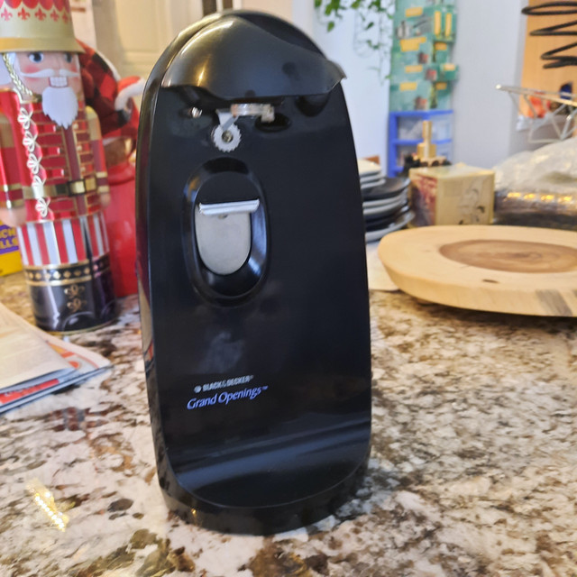 ELECTRIC CAN OPENER in Toasters & Toaster Ovens in Timmins