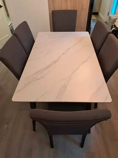 Magnifique table de cuisine avec 6 chaises à vendre pour un bon prix. N'hésitez pas à communiquer av...
