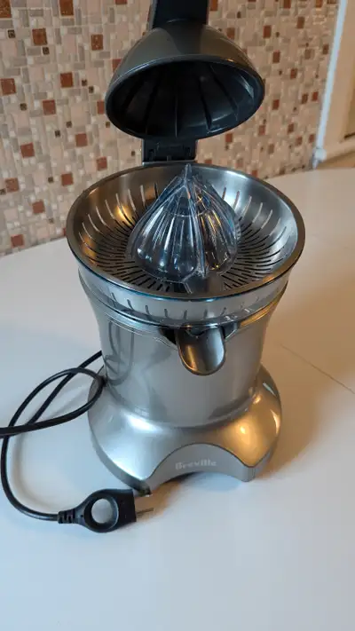 Presse-agrumes BCP600 de Breville. Utilisé un peu et remisé par la suite. Contient tous les accessoi...