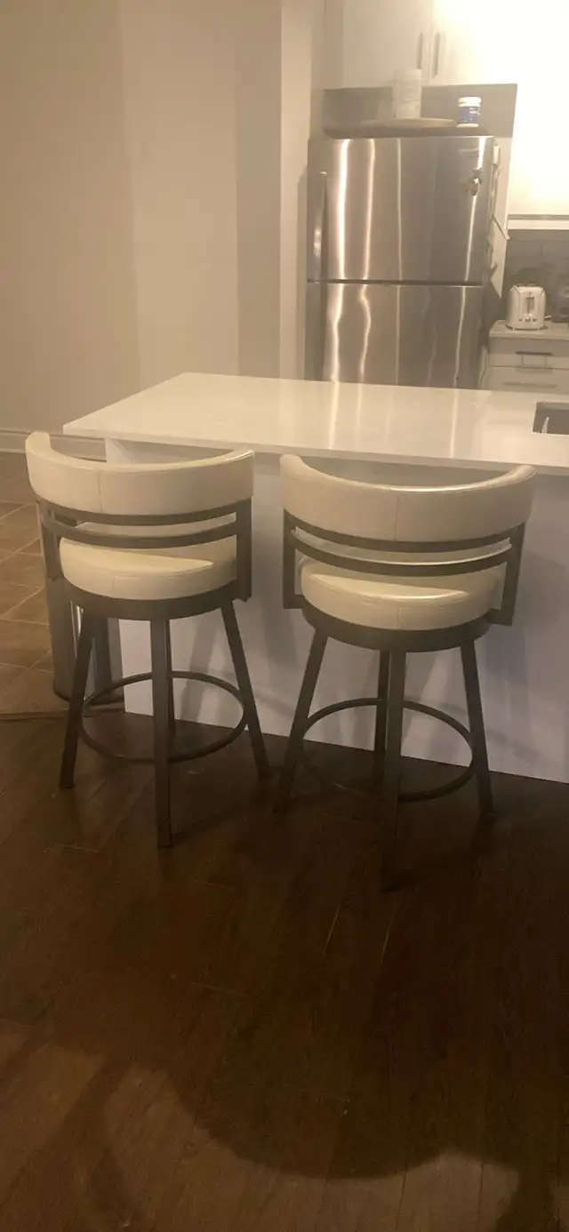 2 counter height swivel stools in Other in Oakville / Halton Region - Image 3