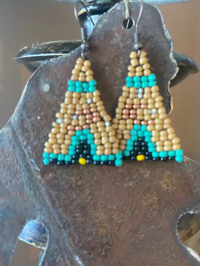 Bead work Indigenous handmade in Hobbies & Crafts in Strathcona County - Image 5