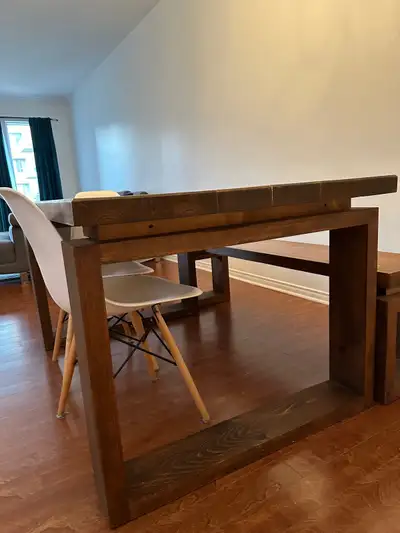 Table en bois , chaises et banc