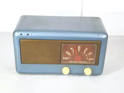 Radio Antique Northern Electric Bleu Modele 5200 Le Boitier Est En Bonne Condition. Les Lampes Allum...