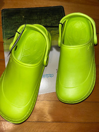 Slippers water shoes kids crocs/chaussures enfants Neuf (green) 