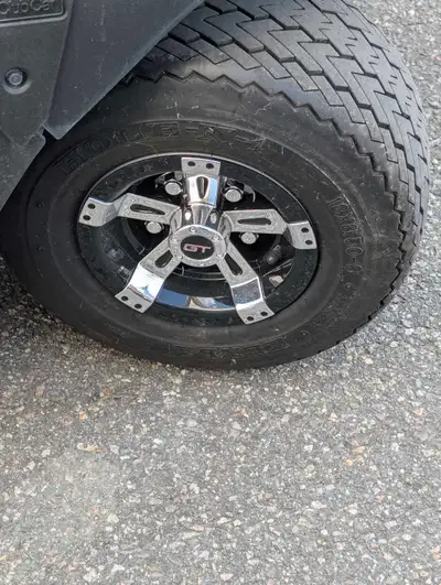 Je vends un set de pneus de voiturette de golf de 8 pouces en bon état. Il est prêt à être installé...