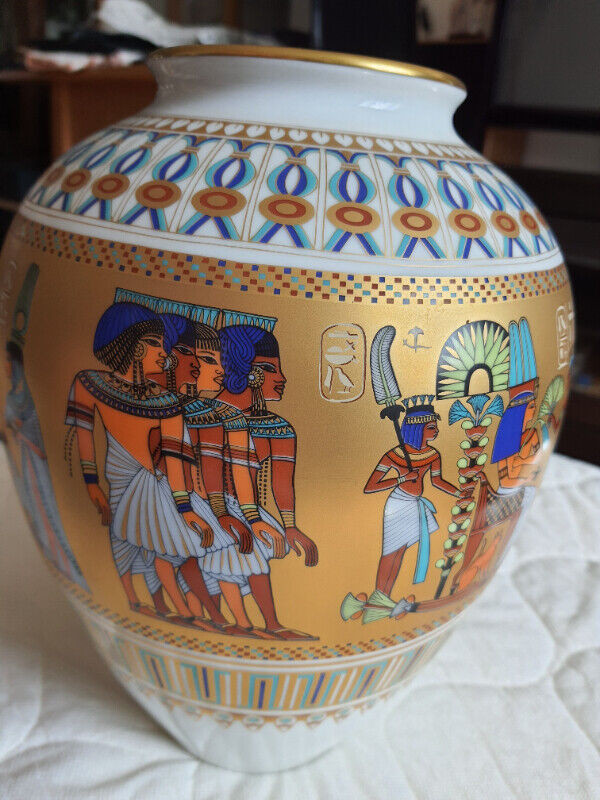 Vase Scenes from the tomb of Tutankhamun dans Art et objets de collection  à Longueuil/Rive Sud - Image 4