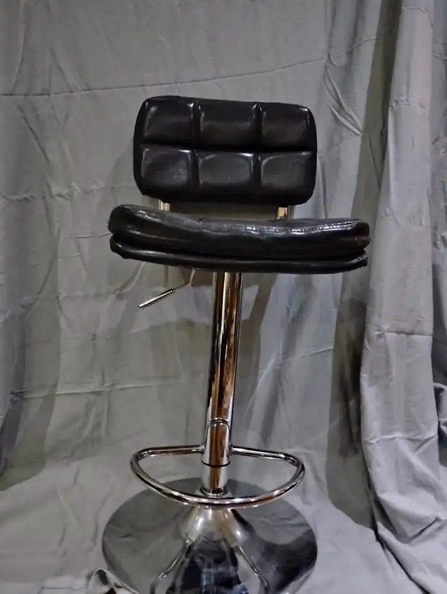 Swivel & height adjusting stool in Chairs & Recliners in Markham / York Region - Image 3