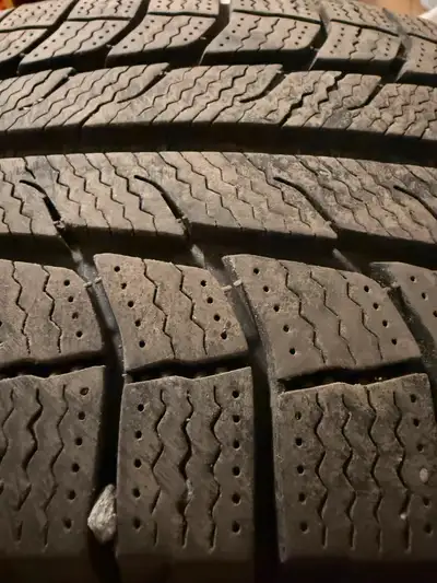 4 pneus d hiver en très bonne état pas cher Michelin 225/65R17 sont à 8/32 et 9/32