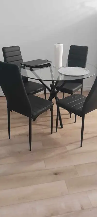Modern 4 Seater Glass Dining Table Set Excellent Condition |, View more