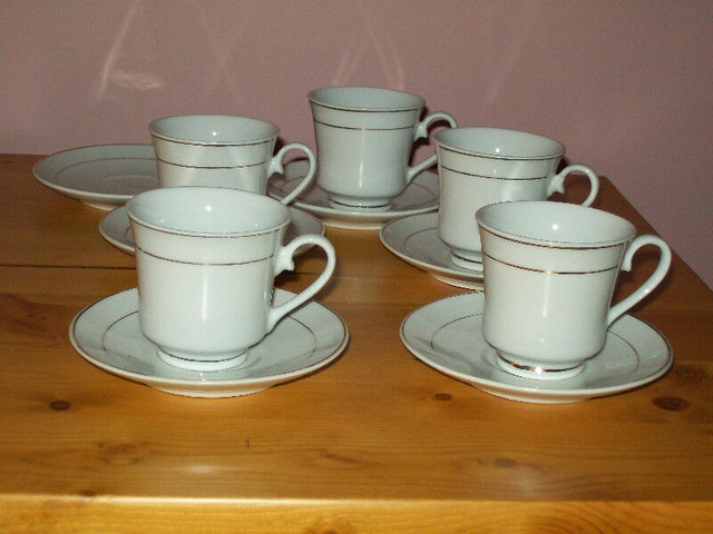 plates/mugs and saucers/beer mug/plates/christmas mugs in Kitchen & Dining Wares in Kawartha Lakes - Image 4