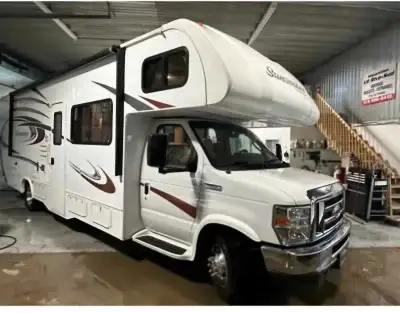 31pieds de long 40000 km moteur v10 6.7 litres en moyenne je fais enrion 25l-30l /100 Couches enviro...