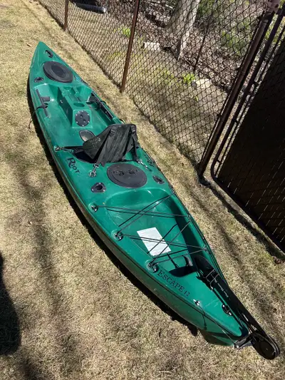 kayak de peche 12 pieds avec gouvernail et pagaie ainsi que 4 supports a canne intégré de blainville