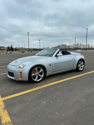 This 350Z is a great car for your summer road trips 5 speed automatic speed, heated leather seats, C...