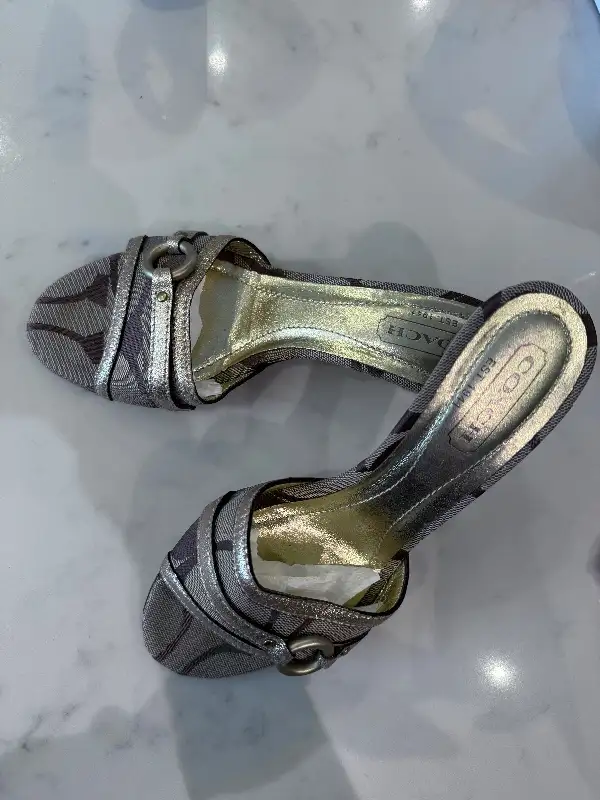 Women’s sandal in Women's - Shoes in City of Toronto - Image 2