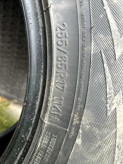 Préparez votre véhicule pour l’hiver avec ce jeu de 4 pneus d’hiver Toyo, grandeur 255/65R17. ✅ Bonn...