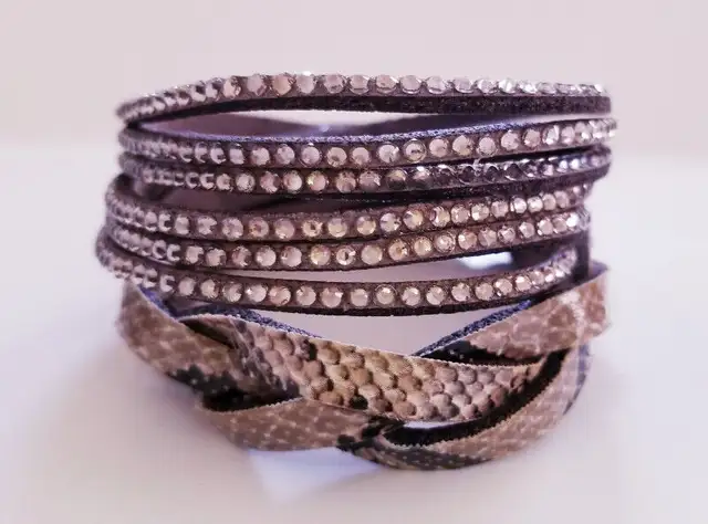BRAND NEW! Snakeskin Rhinestone bracelet. Nouveau Bracelet.62863286042369126