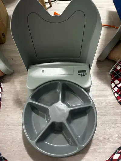 Automatic pet feeder. Programmable for 5 meals a day. Uses D batteries.