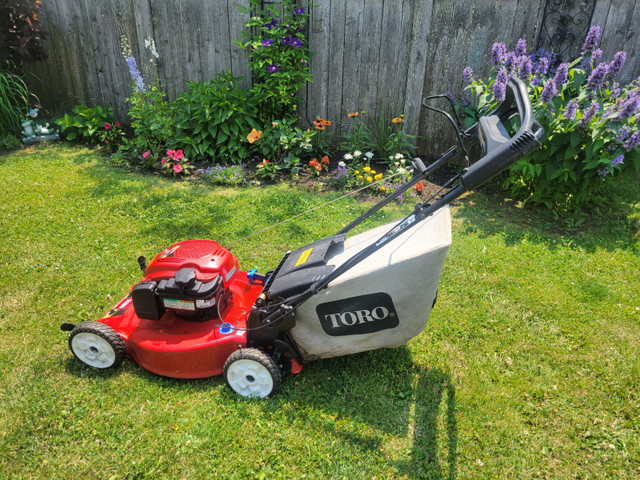 Toro personal pace 22 inch cut lawnmower in Lawnmowers & Leaf Blowers in Ottawa