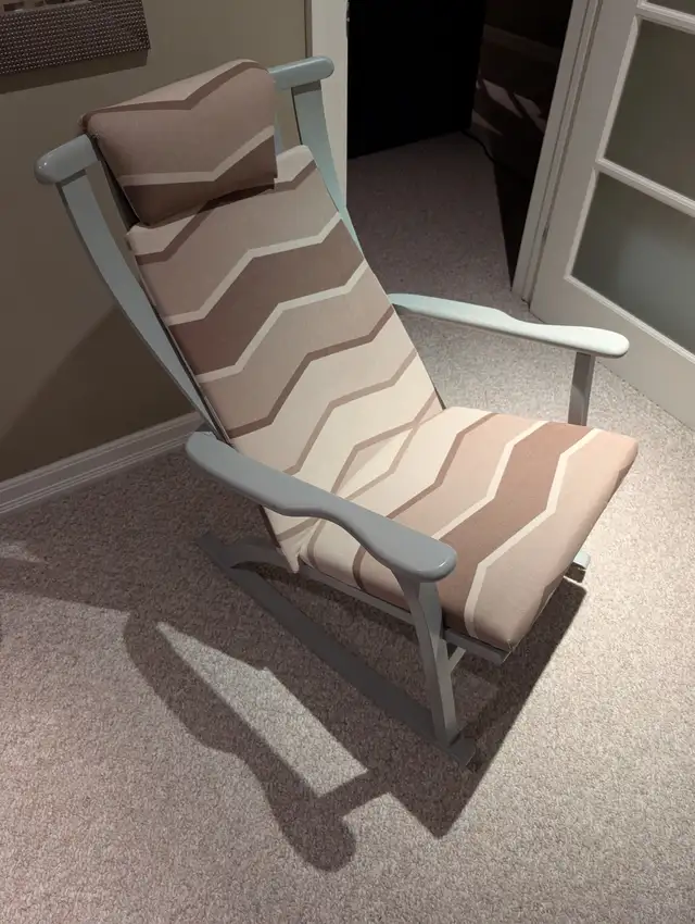 New price to sell - Wooden rocking chair in Chairs & Recliners in Ottawa - Image 3