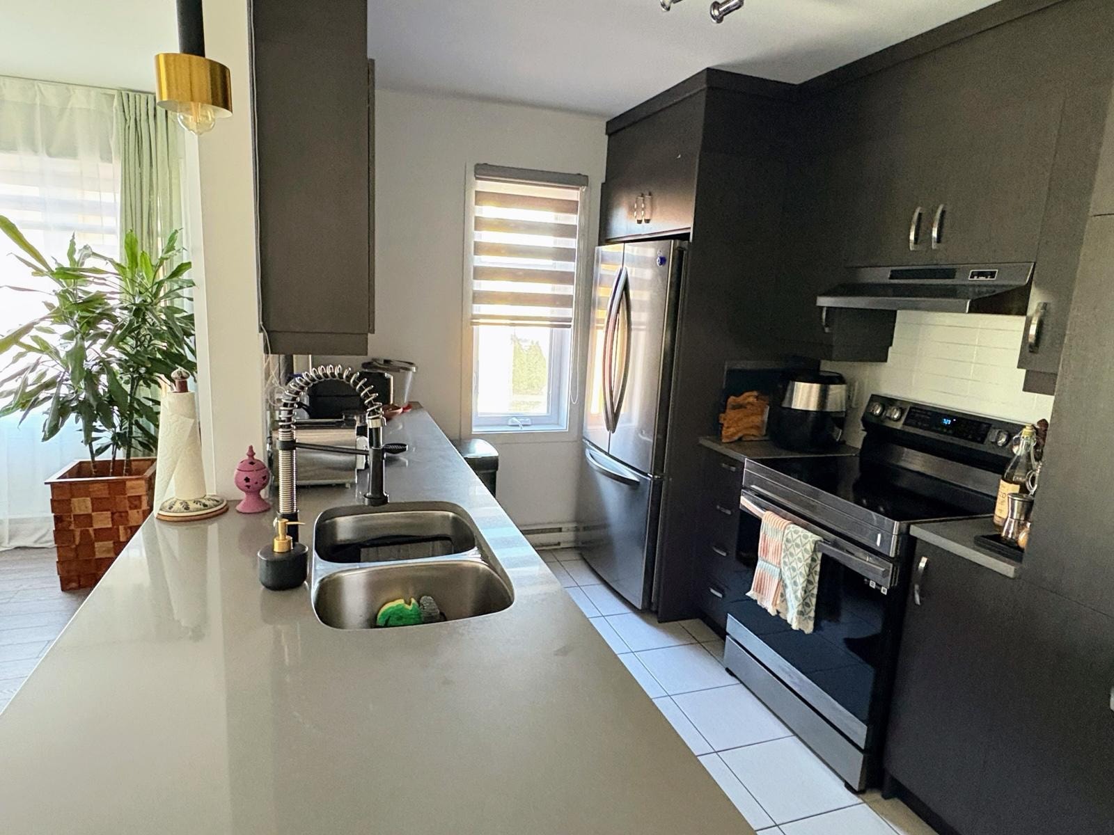 Spacieux Condo 4 1/2 à Laval, grande terrasse, semi meublé — photo 3