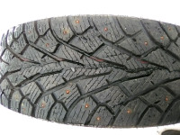 2 pneus hiver à clous 215-70R15 comme neufs