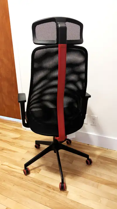 Prix demandé : 240 $ À récupérer à Limoilou Chaise vendue chez IKEA, modèle MATCHSPEL. Design confor...