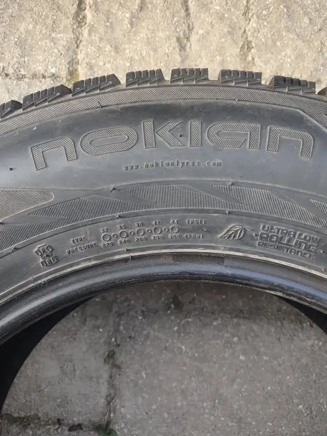 4 pneus hiver Nokian Hakkapeliitta 245-65R17 excellent état. in Other in Laval / North Shore - Image 5