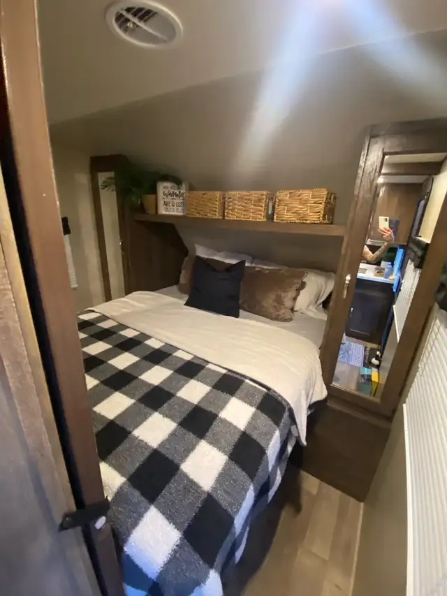 Your search for the perfect family camper stops here! in Travel Trailers & Campers in Regina - Image 8