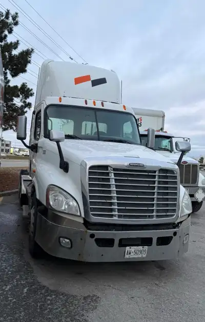 2012 Freightliner Cascadia Day Cab Truck Tractor Automatic Transmission $12000 1,352,147 km