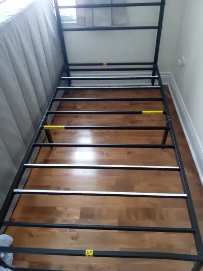 BASE + TÊTE DE LIT UNE PLACE 60$, View more