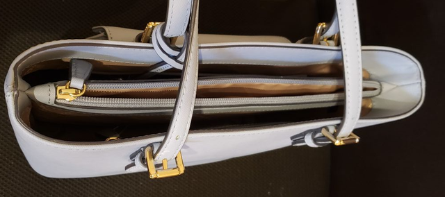 Michael Kors Bag in Women's - Bags & Wallets in Markham / York Region - Image 4