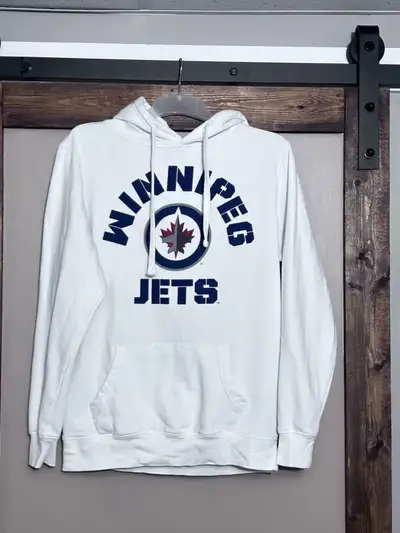 White Winnipeg Jets hoodie with front pocket. Made of 65% cotton and 35% polyester. Size S/P. If it’...
