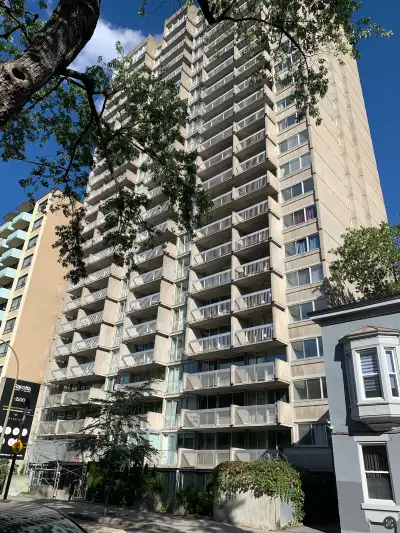 Bright and Spacious 1-Bedroom Corner Apartment | Downtown Montreal | Utilities Included in Rent | Op...