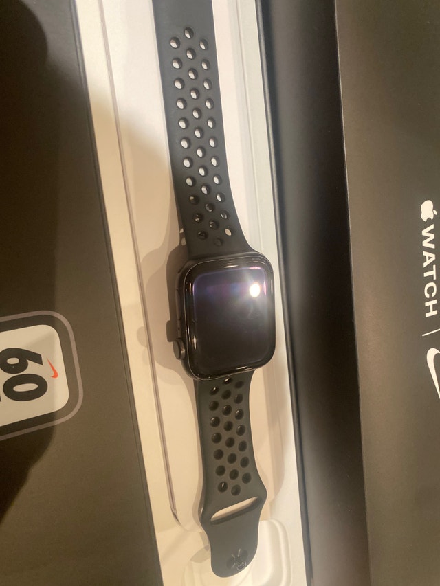 Apple Watch SE Nike edition GPS 44 mm aluminum and ceramic case