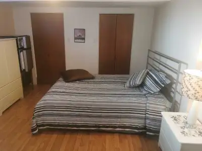 GRANDE CHAMBRE À LOUER AVEC SALLE DE BAIN PRIVÉE. DISPONIBLE MAINTENANT! Vous ne vivez pas directeme...