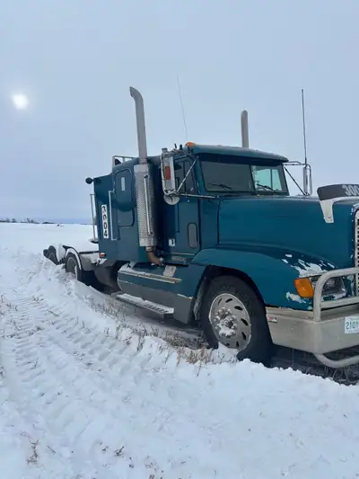 1996 freightliner fld 120. Has a n14 celect plus with 1,089,673 km, wet kit, newer steer tires. Driv...