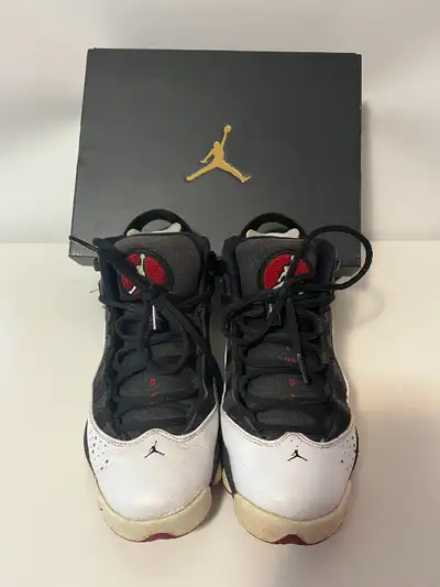 Size: 4Y In good condition! COMES WITH ORIGINAL BOX Only pick up.