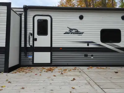 Shows 10+ 2024 rts 32' Currently located at Woodland Park in Sauble on a premium private fenced lot...