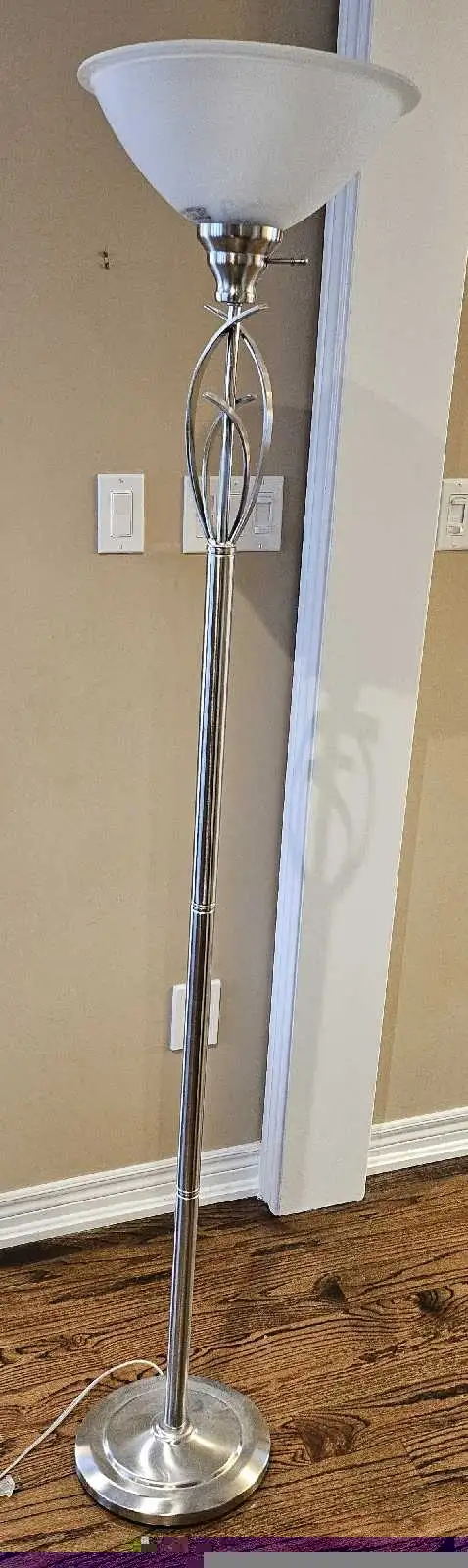 3- Way Switch Floor Lamp in Indoor Lighting & Fans in Oshawa / Durham Region - Image 4