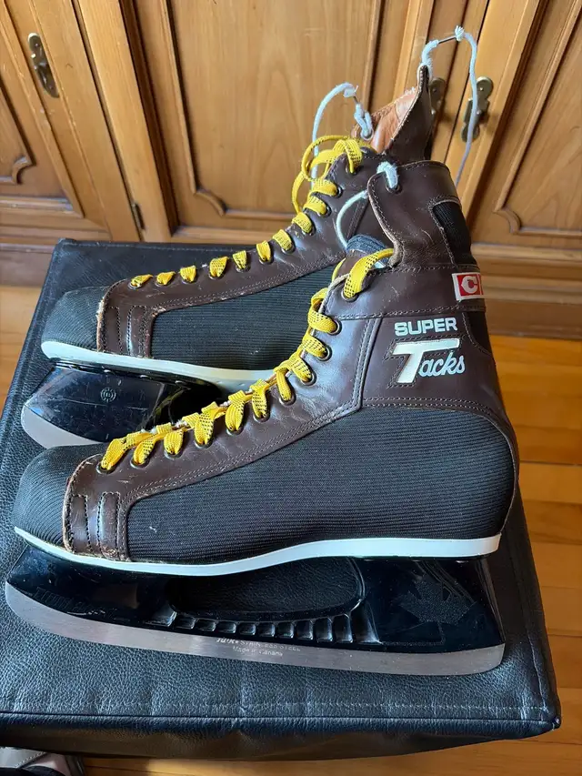 Patins skates hockey vintage homme CCM SuperTacks 8.5 in Hockey in City of Montréal - Image 2