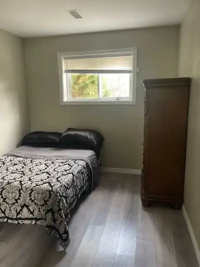 North Oshawa, furnished room for rent, double sized bed and room for a desk. 950 shared accommodatio...