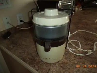 Extracteur électrique pour jus de légume, une bonne marque reconnue, et fonctionne très bien, à 20$...