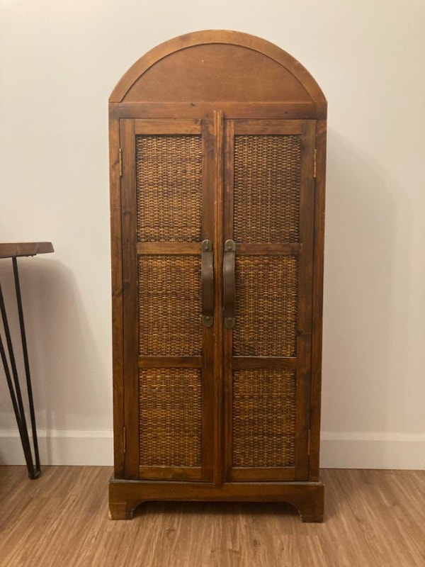 Armoire bois et rotin Commodes et armoires Ville de Québec Kijiji