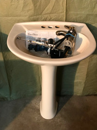 Pedestal sink with Pfizer faucet