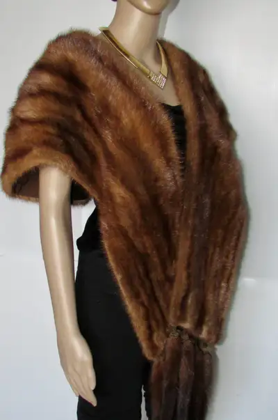 CHIC ÉTOLE HOLT RENFREW DE VÉRITABLE FOURRURE DE VISON BRUN MOYE, View more