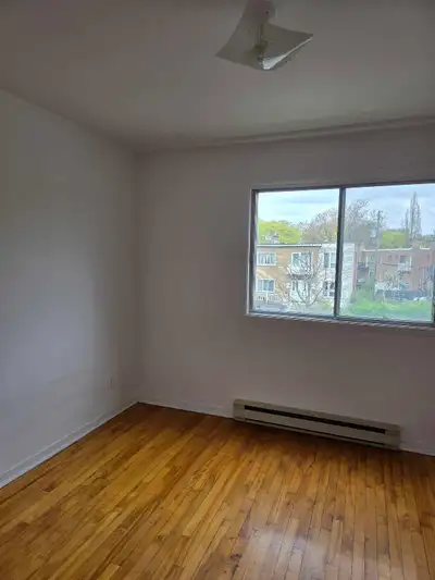 Cession de bail. Prix 1125$ pour 5 mois et après le proprietaire peut changer le prix. Frigidaire et...