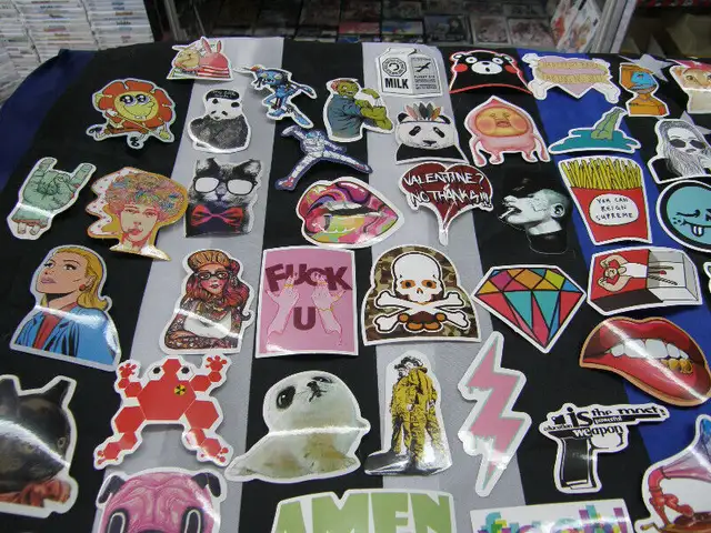 Petit Collant Sticker en Tout Genre Scrapbooking 1$ Chacun in Hobbies & Crafts in Québec City - Image 3